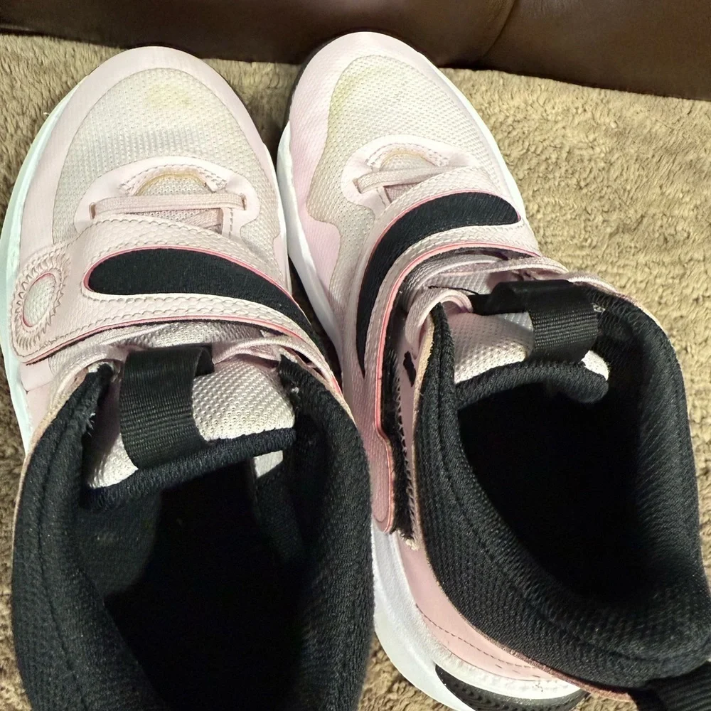 Nike Pink and Black Sneakers Modern Athletic Design
